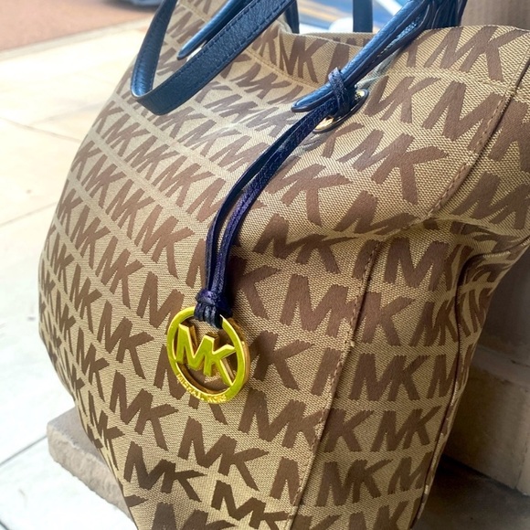 MYSTERY DESIGNER or LUXE BAG More You Bid the More You Get! Value $99-$1600🤩 - Picture 13 of 14